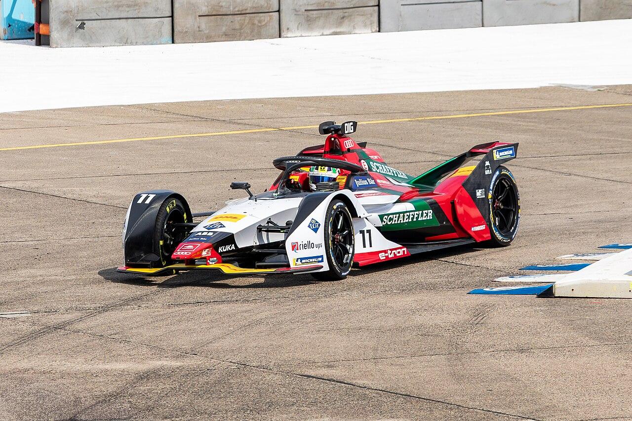 F1赛车人物：一位顶尖选手的进阶之路（商业市场视角）